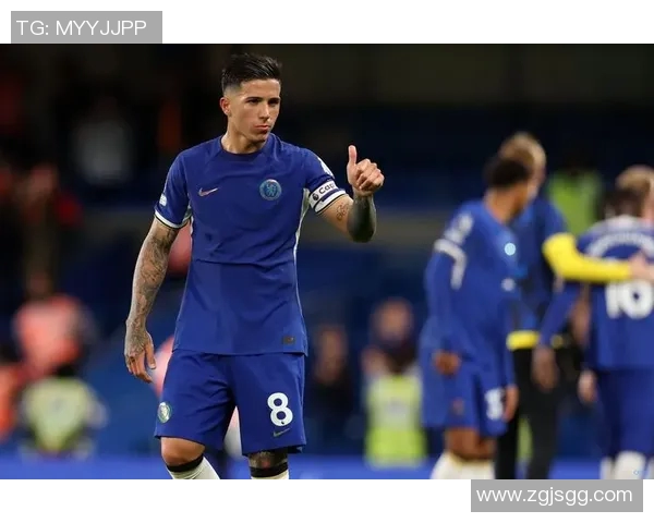 切尔西更衣室危机加剧斯特林恩佐训练场冲突引发关注 切尔西更衣室危机加剧斯特林恩佐训练场冲突引发关注